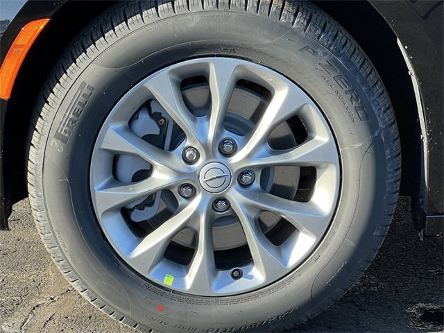 New 2026 Chrysler Pacifica Limited w/ Uconnect Theater Family Group image 8