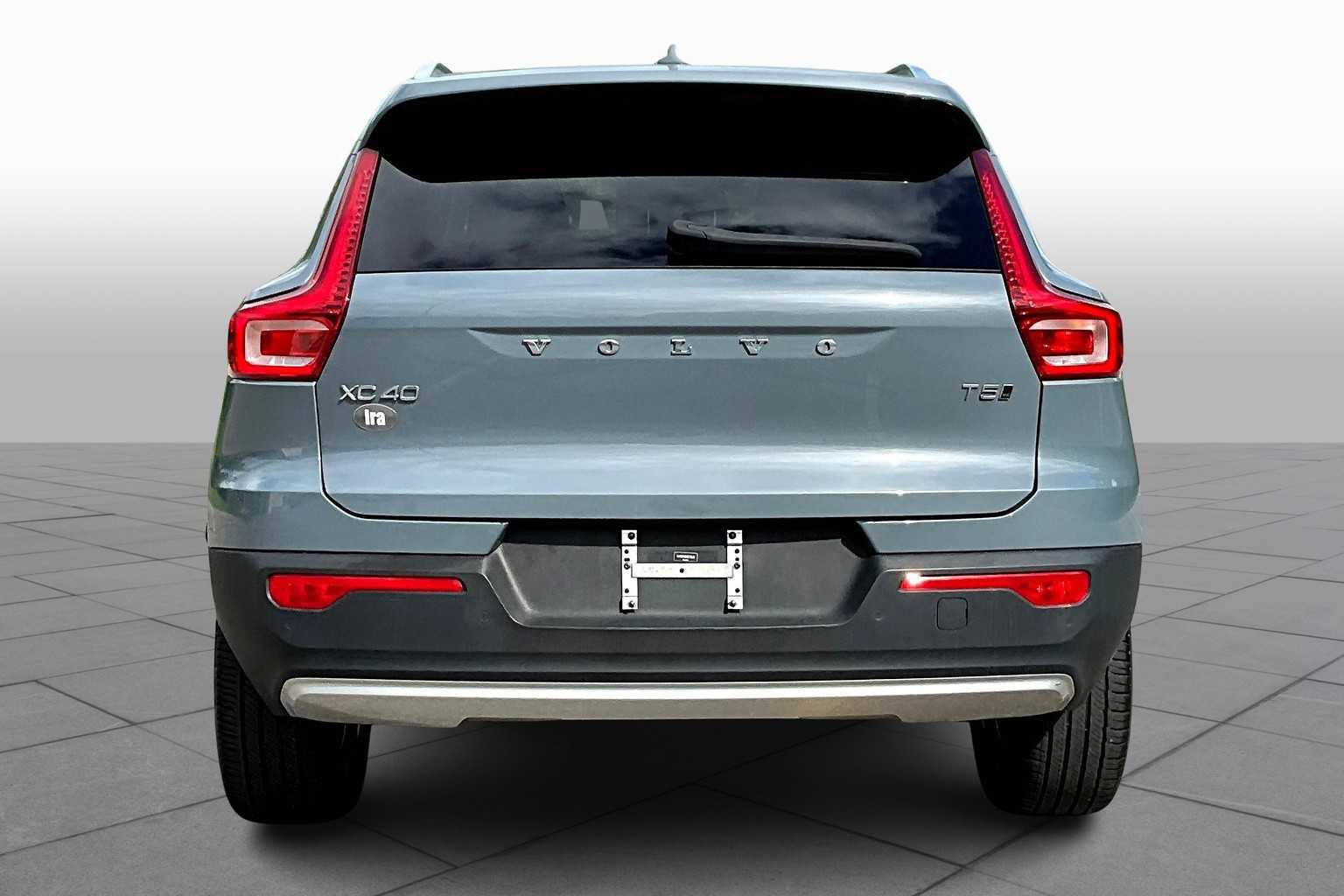 Certified 2022 Volvo XC40 T5 Momentum image 4