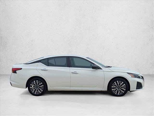 Used 2025 Nissan Altima 2.5 SV FWD image 4