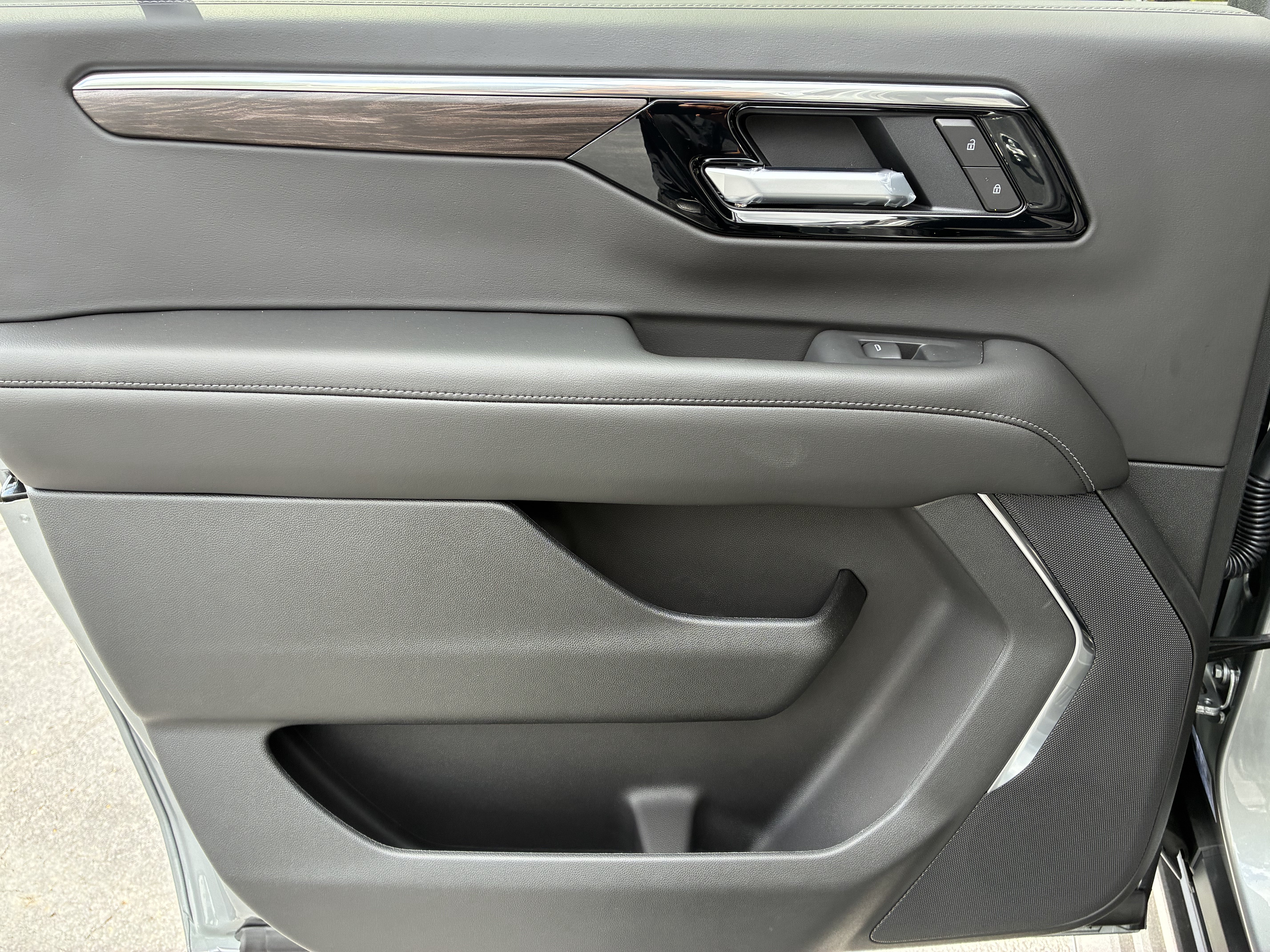 New 2026 Chevrolet Suburban LS w/ Max Trailering Package RWD image 15
