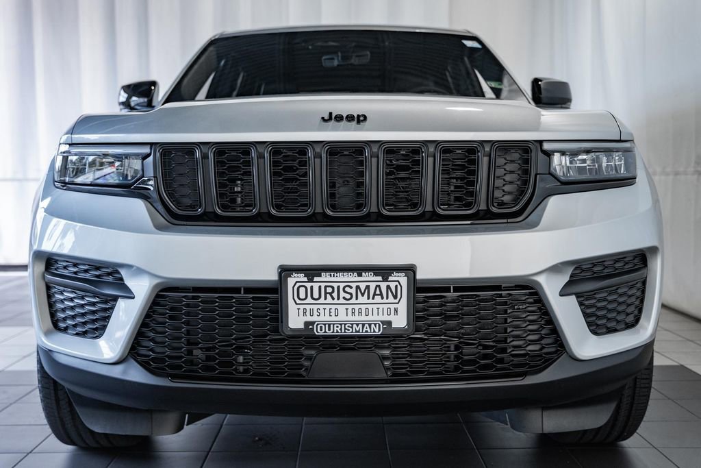 New 2025 Jeep Grand Cherokee Altitude image 2