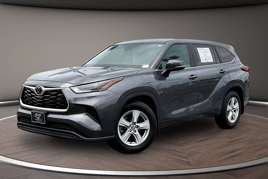 Used 2023 Toyota Highlander L FWD image 3