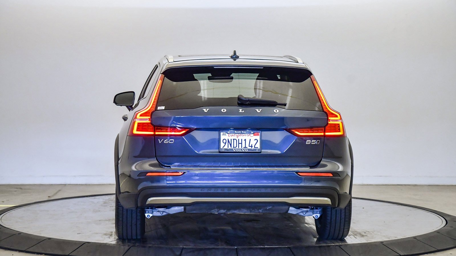 Certified 2024 Volvo V60 B5 Cross Country Plus image 3