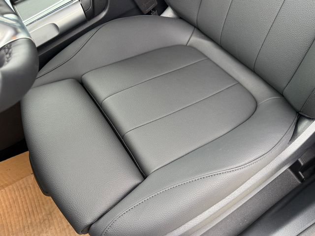 Used 2025 Mercedes-Benz GLB 250 4MATIC image 9