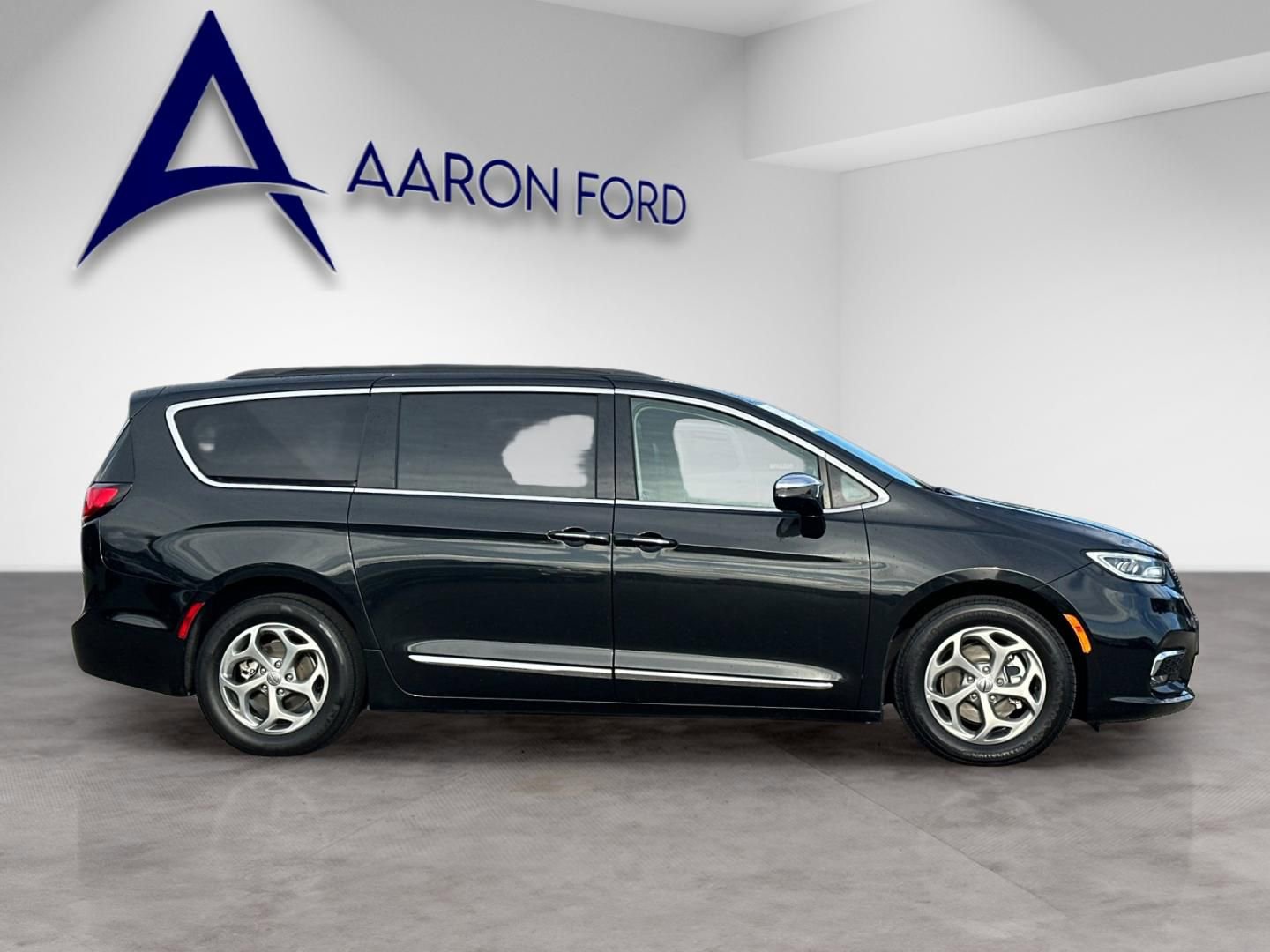 Used 2023 Chrysler Pacifica Limited image 6