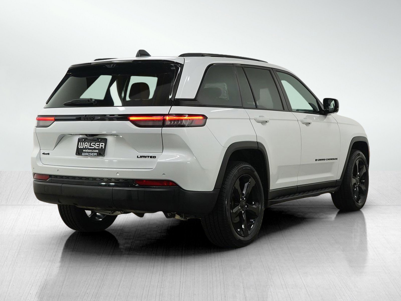 Used 2024 Jeep Grand Cherokee Limited w/ Luxury Tech Group II AWD/4WD image 5