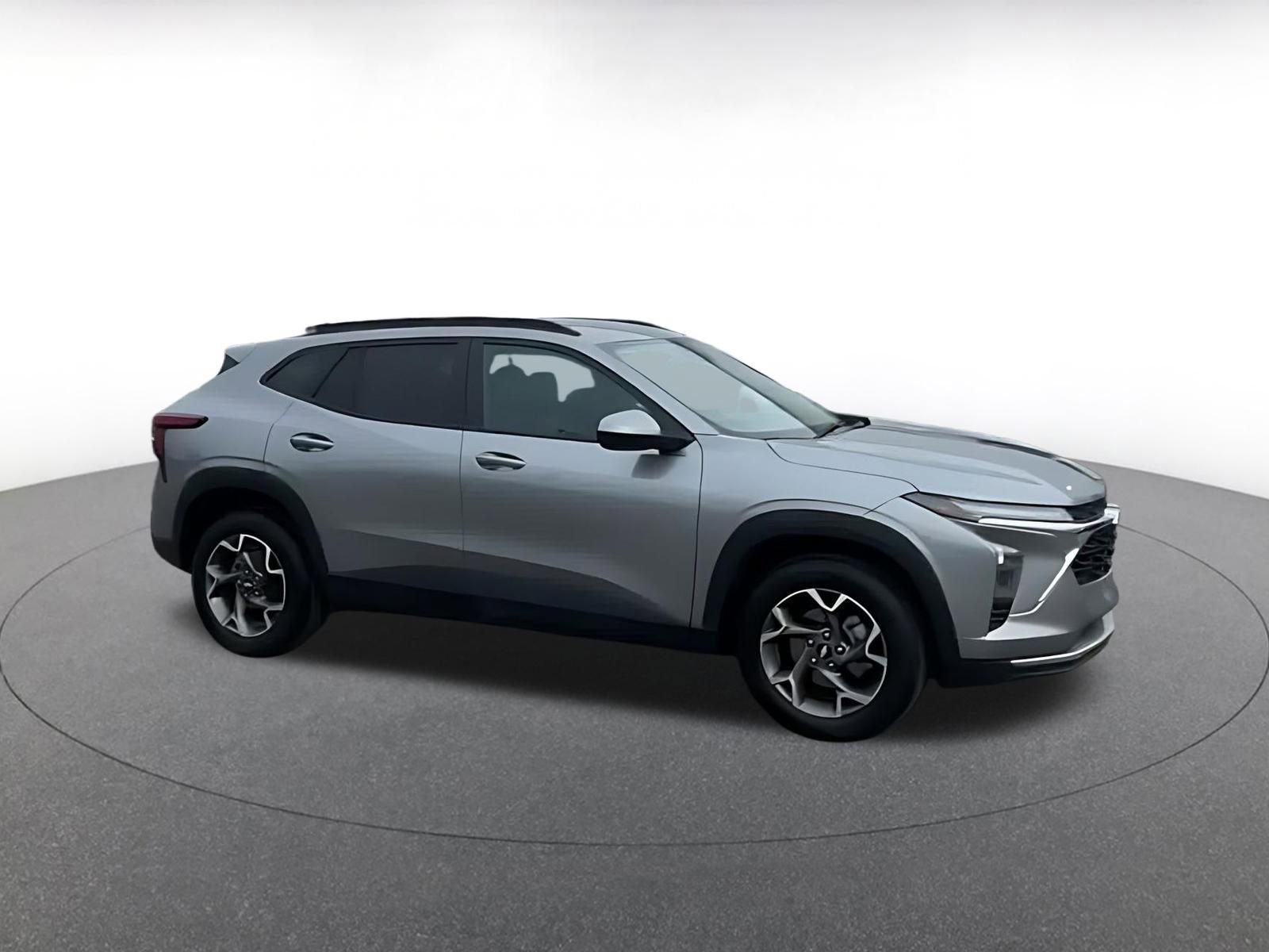 Used 2025 Chevrolet Trax LT image 2