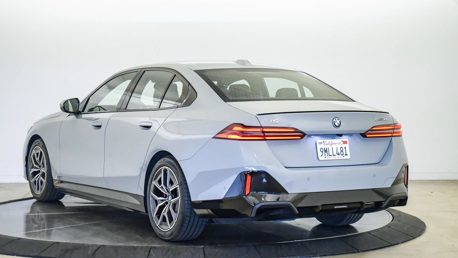 Certified 2024 BMW i5 eDrive40i w/ M Sport Package RWD image 2