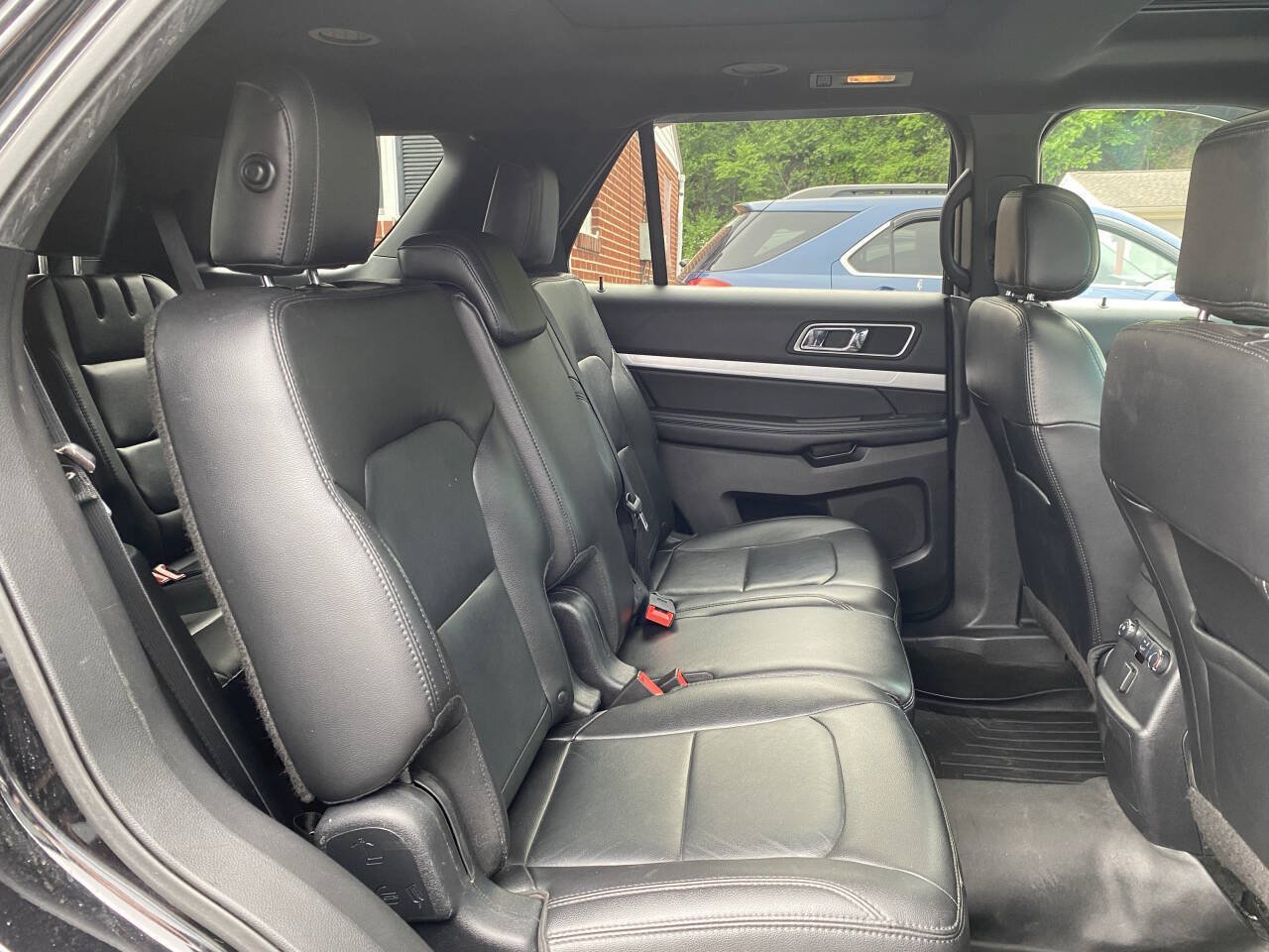 Used 2017 Ford Explorer XLT w/ Equipment Group 202A AWD/4WD image 23