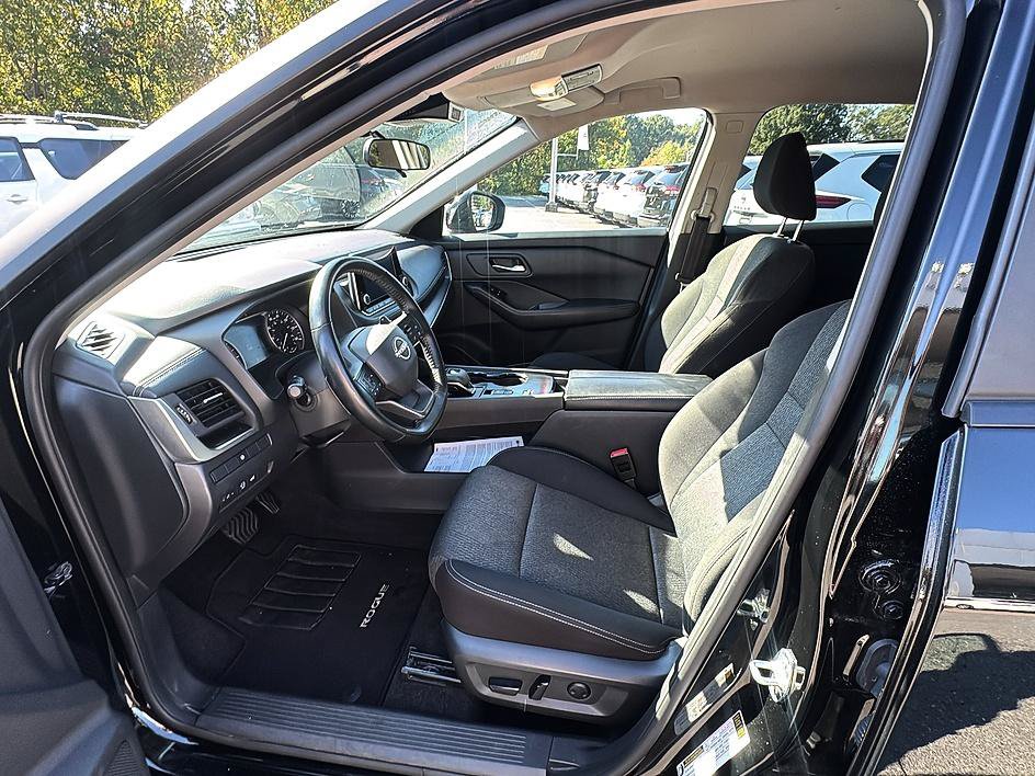 Certified 2025 Nissan Rogue SV FWD image 13