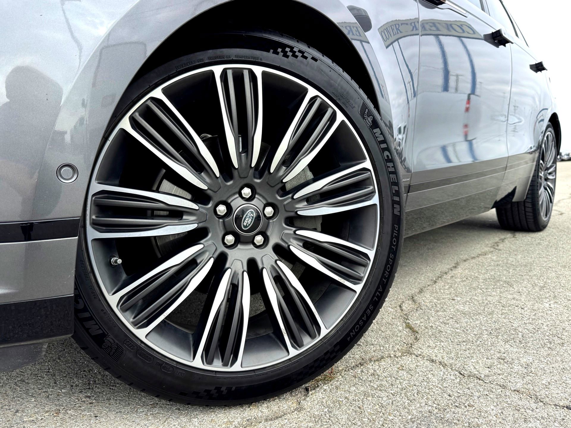 Used 2018 Land Rover Range Rover Velar image 2