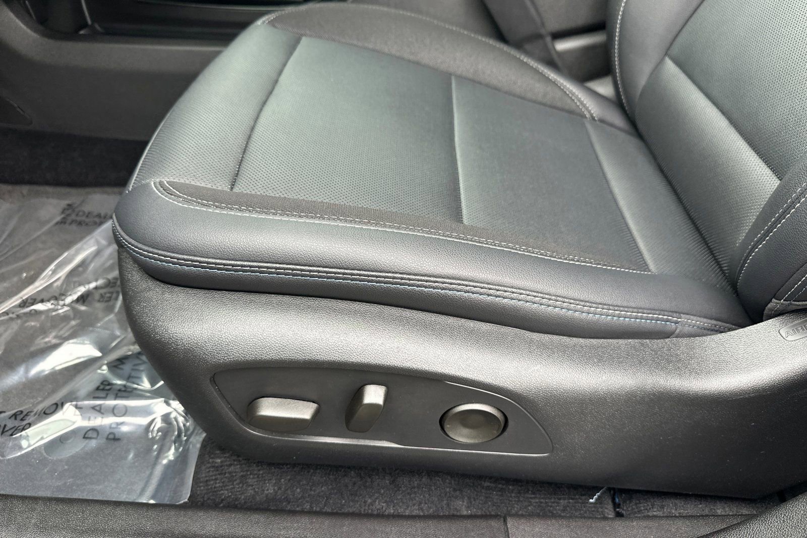 Used 2025 Chevrolet Equinox EV LT w/ Convenience Package image 12