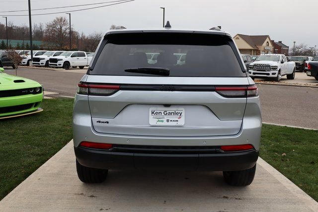 New 2025 Jeep Grand Cherokee Altitude image 28