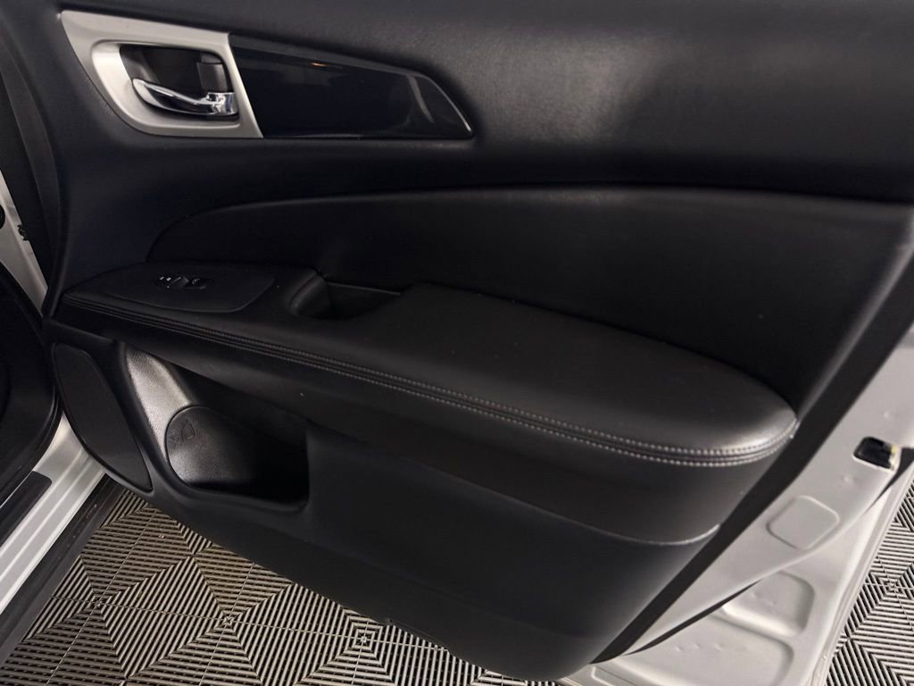 Used 2020 Nissan Pathfinder SV image 32