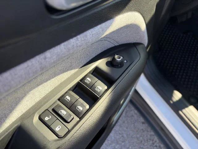 Certified 2025 Jeep Compass Latitude w/ Sun & Sound Group AWD/4WD image 12