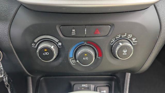 Used 2016 Jeep Cherokee Sport image 32