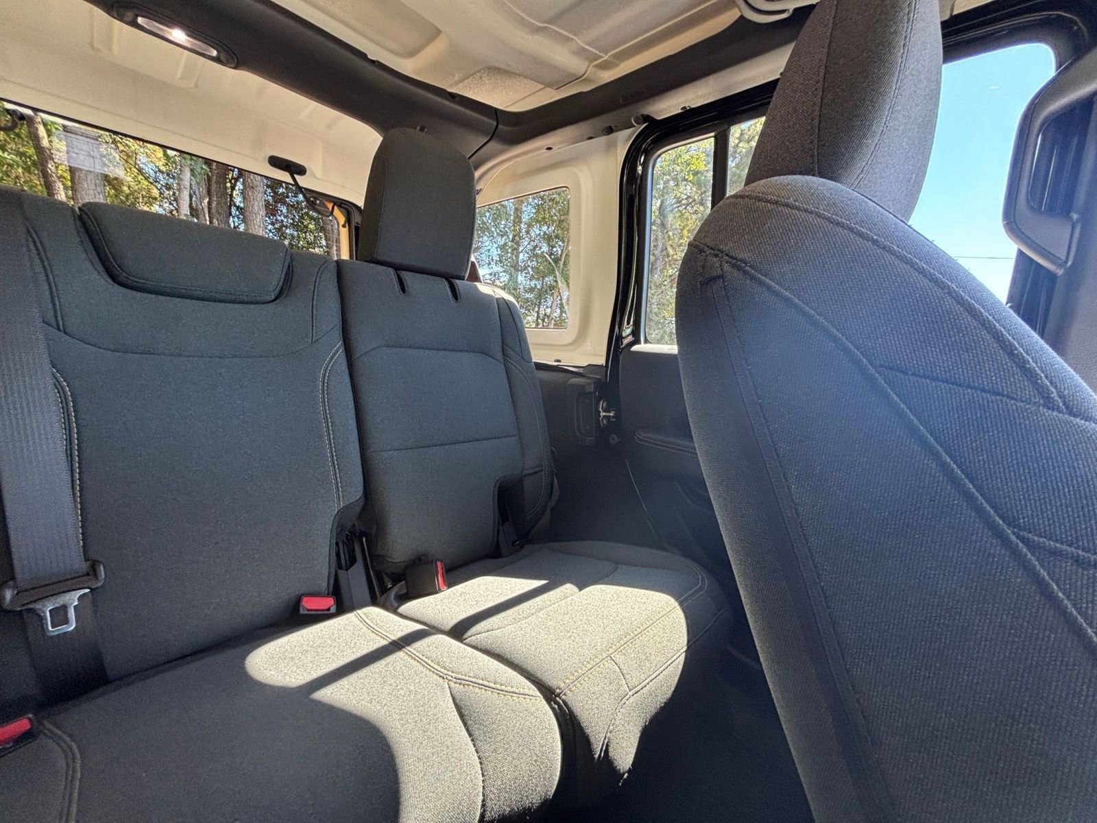 Used 2025 Jeep Wrangler Sahara image 37