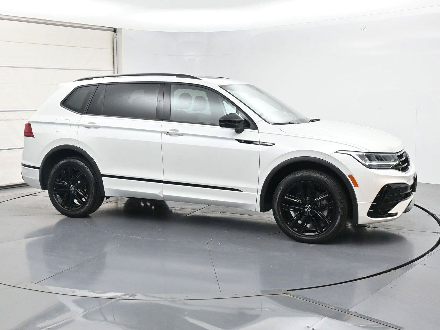 Used 2022 Volkswagen Tiguan SE R-Line AWD/4WD image 27