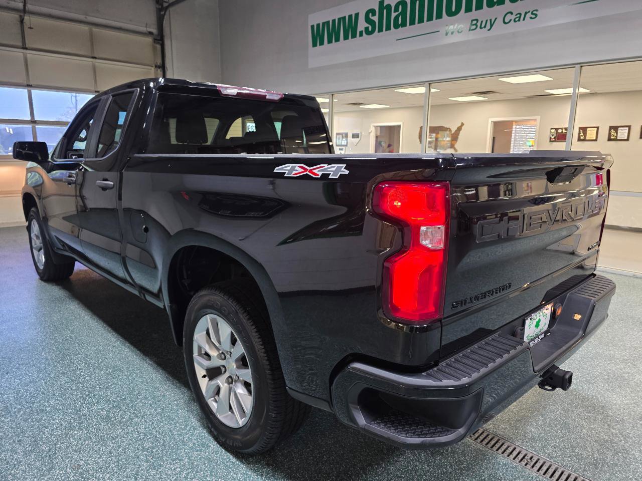 Used 2020 Chevrolet Silverado 1500 Custom w/ Custom Value Package AWD/4WD image 9