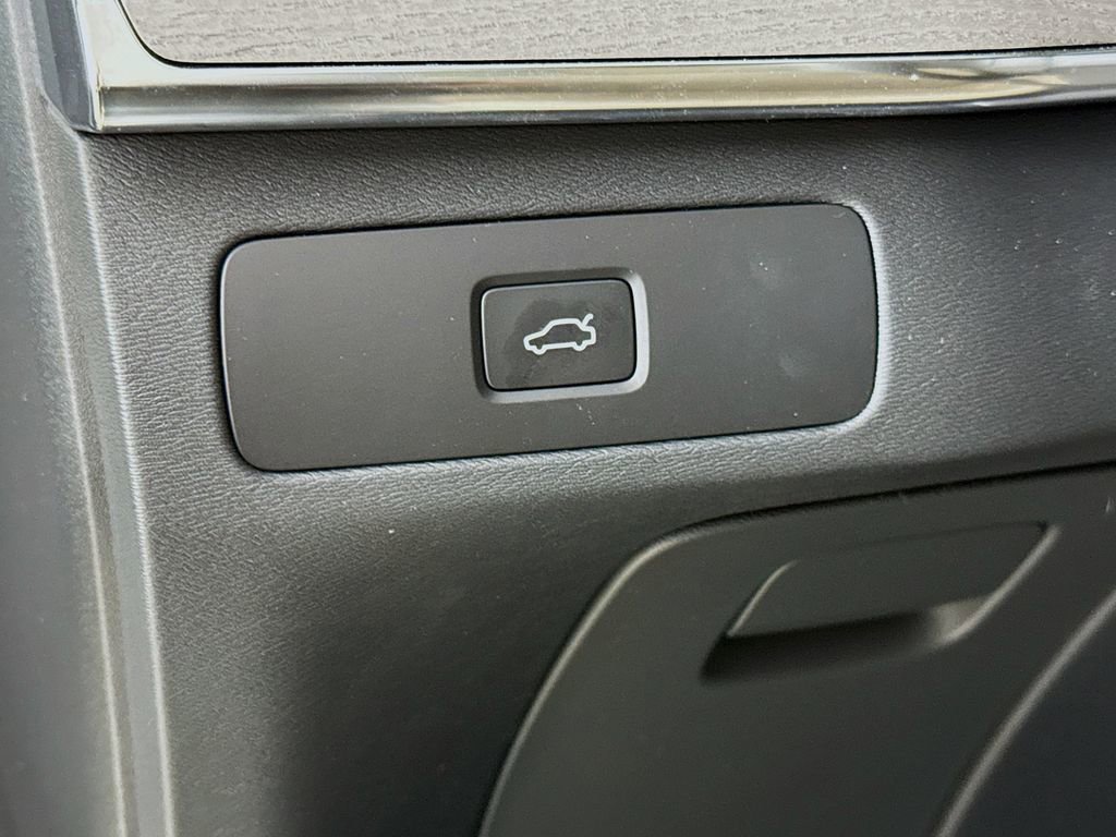 New 2026 Volvo XC90 B6 Plus w/ Protection Package Premier image 10