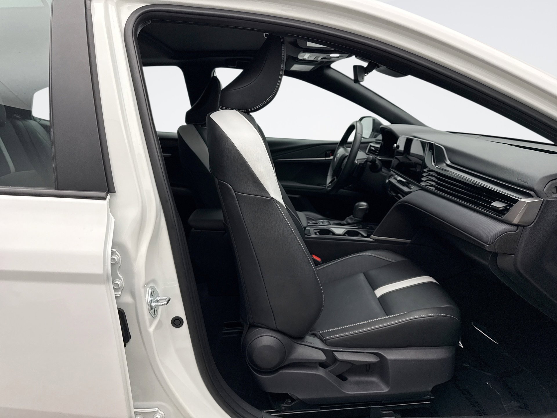 Used 2025 Toyota Camry SE w/ Multimedia Upgrade Package image 17