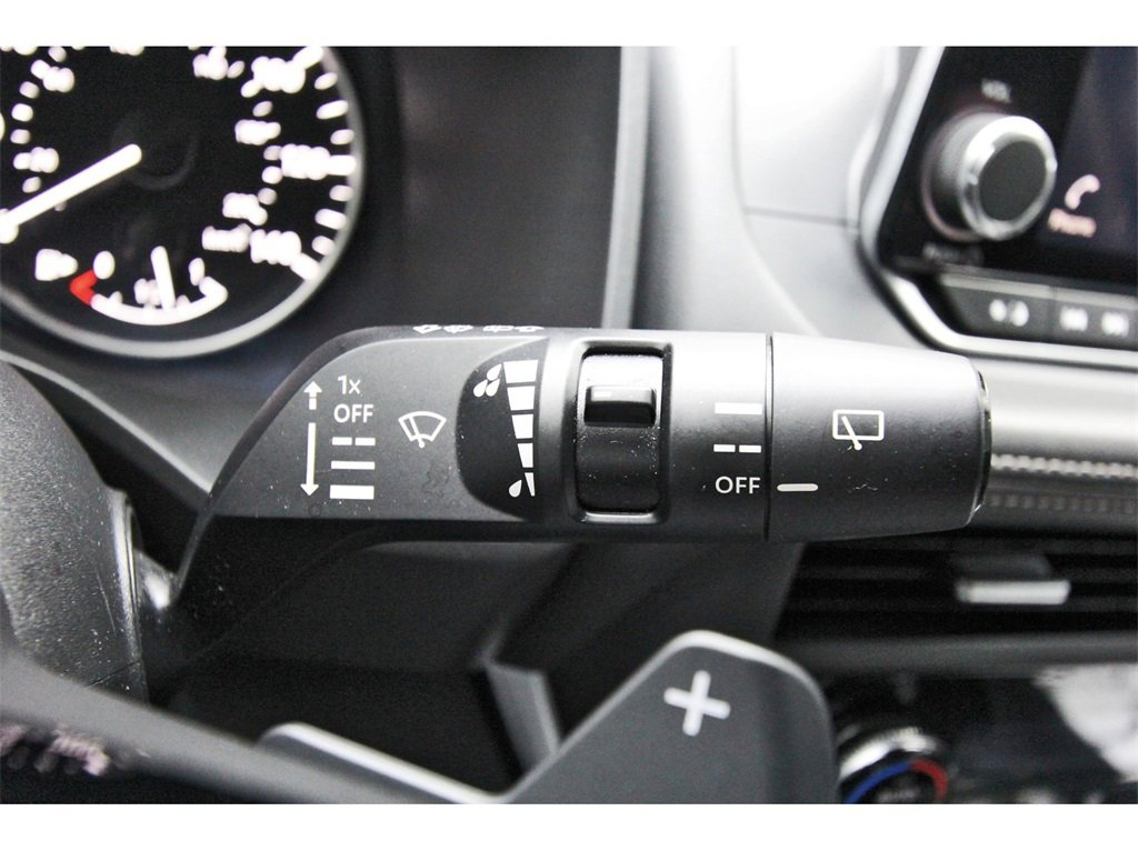 Used 2023 Nissan Rogue SV image 16