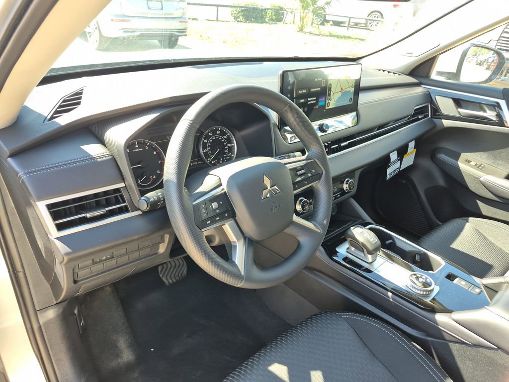 Used 2025 Mitsubishi Outlander ES image 9