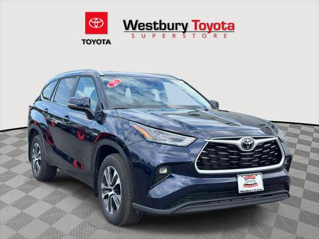 Certified 2025 Toyota Highlander XLE AWD/4WD image 1
