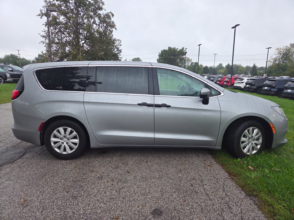 Used 2018 Chrysler Pacifica L FWD image 4