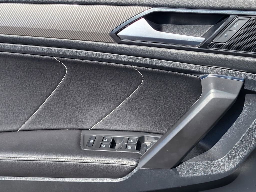 Used 2022 Volkswagen Tiguan SE w/ Panoramic Sunroof Package FWD image 23