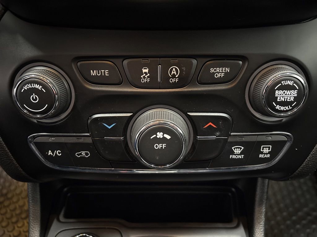 Used 2019 Jeep Cherokee Latitude Plus w/ Cold Weather Group image 19