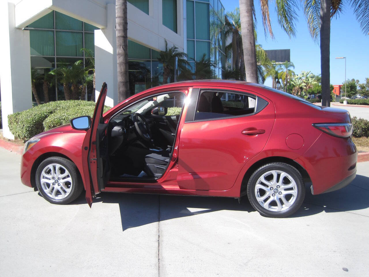 Used 2017 Toyota Yaris iA FWD image 16