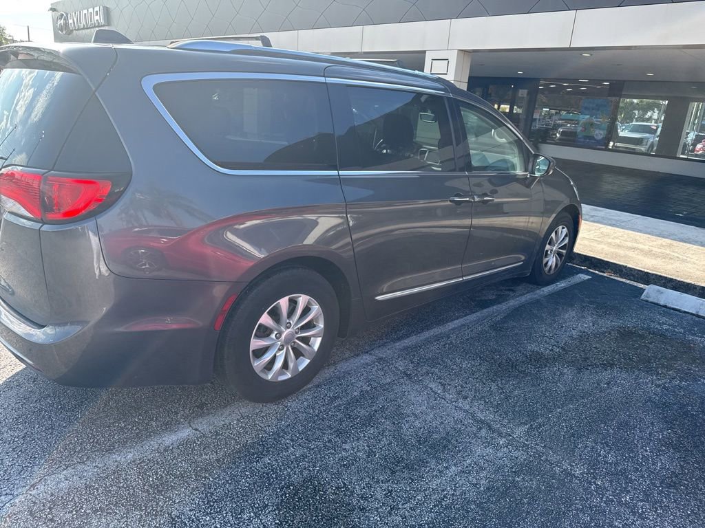Used 2018 Chrysler Pacifica Touring-L FWD image 12