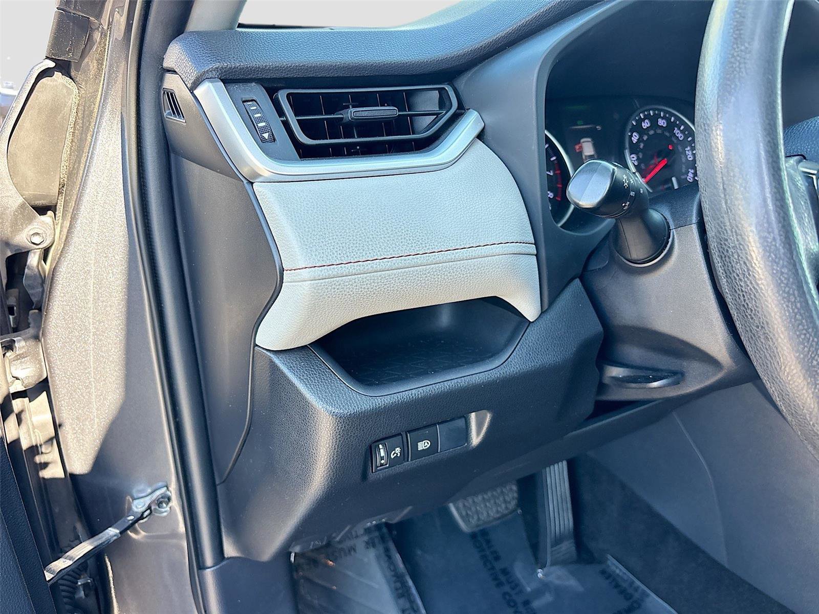 Used 2019 Toyota RAV4 XLE FWD image 11