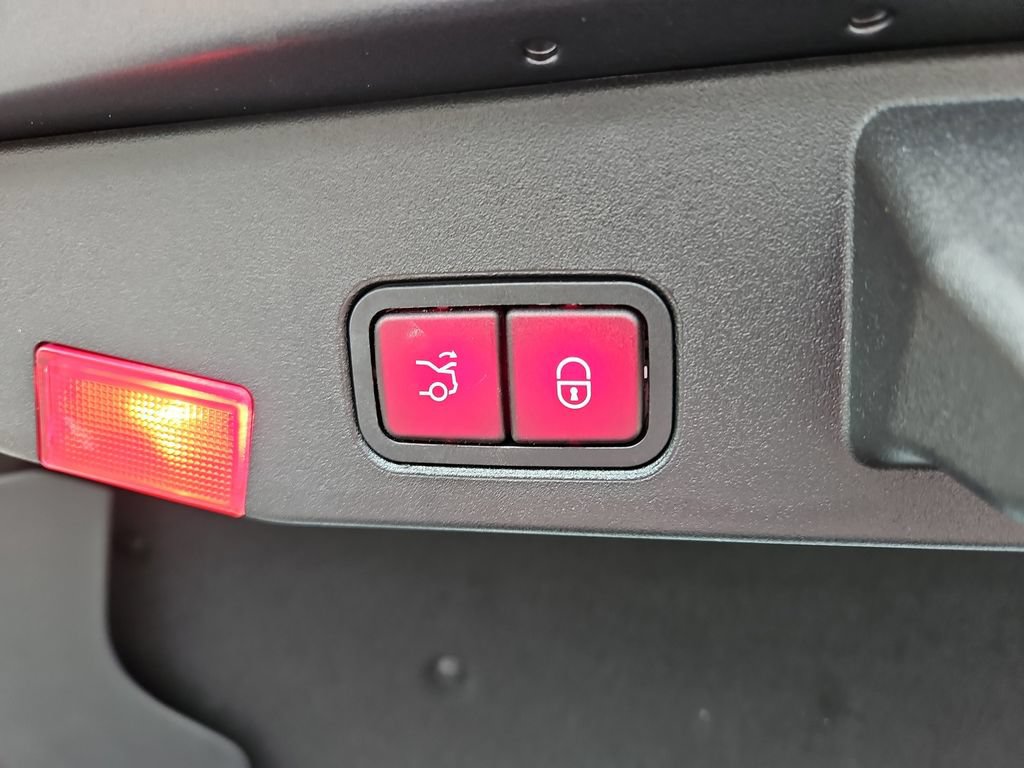 Used 2018 Mercedes-Benz SL 550 image 31