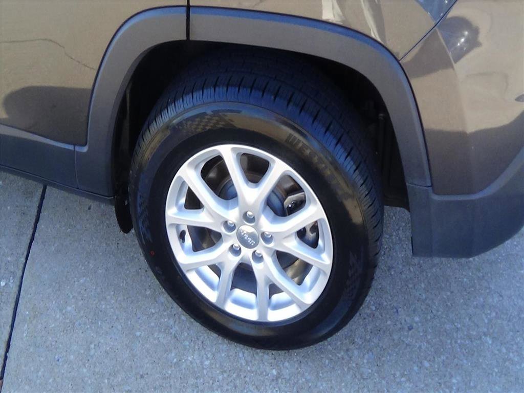 Used 2015 Jeep Cherokee Latitude w/ Comfort/Convenience Group image 9