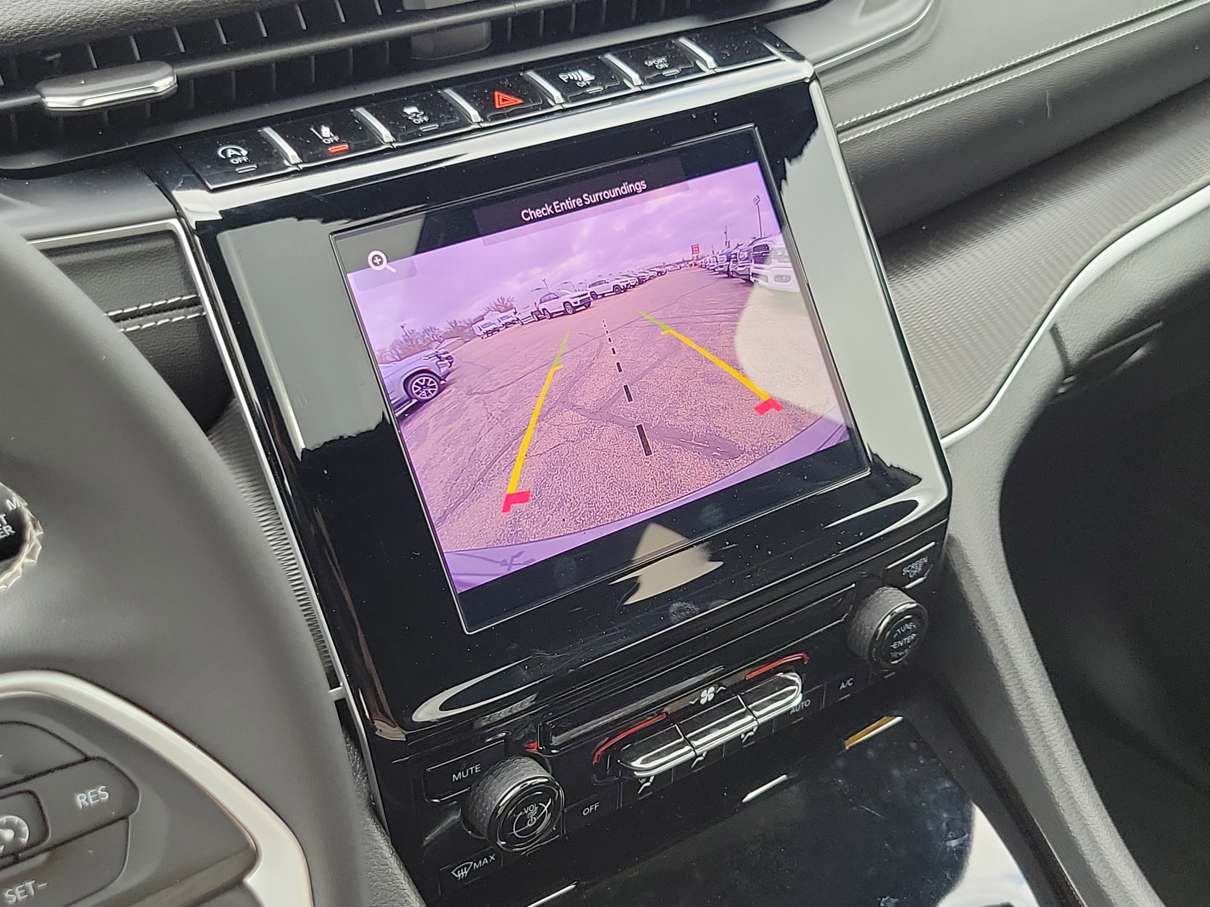 Used 2025 Jeep Grand Cherokee Laredo X image 15