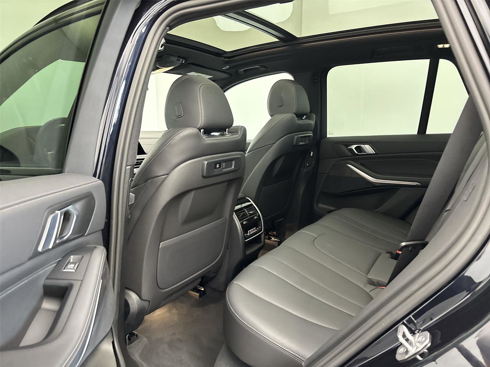 Used 2022 BMW X5 xDrive40i w/ M Sport Package AWD/4WD image 29