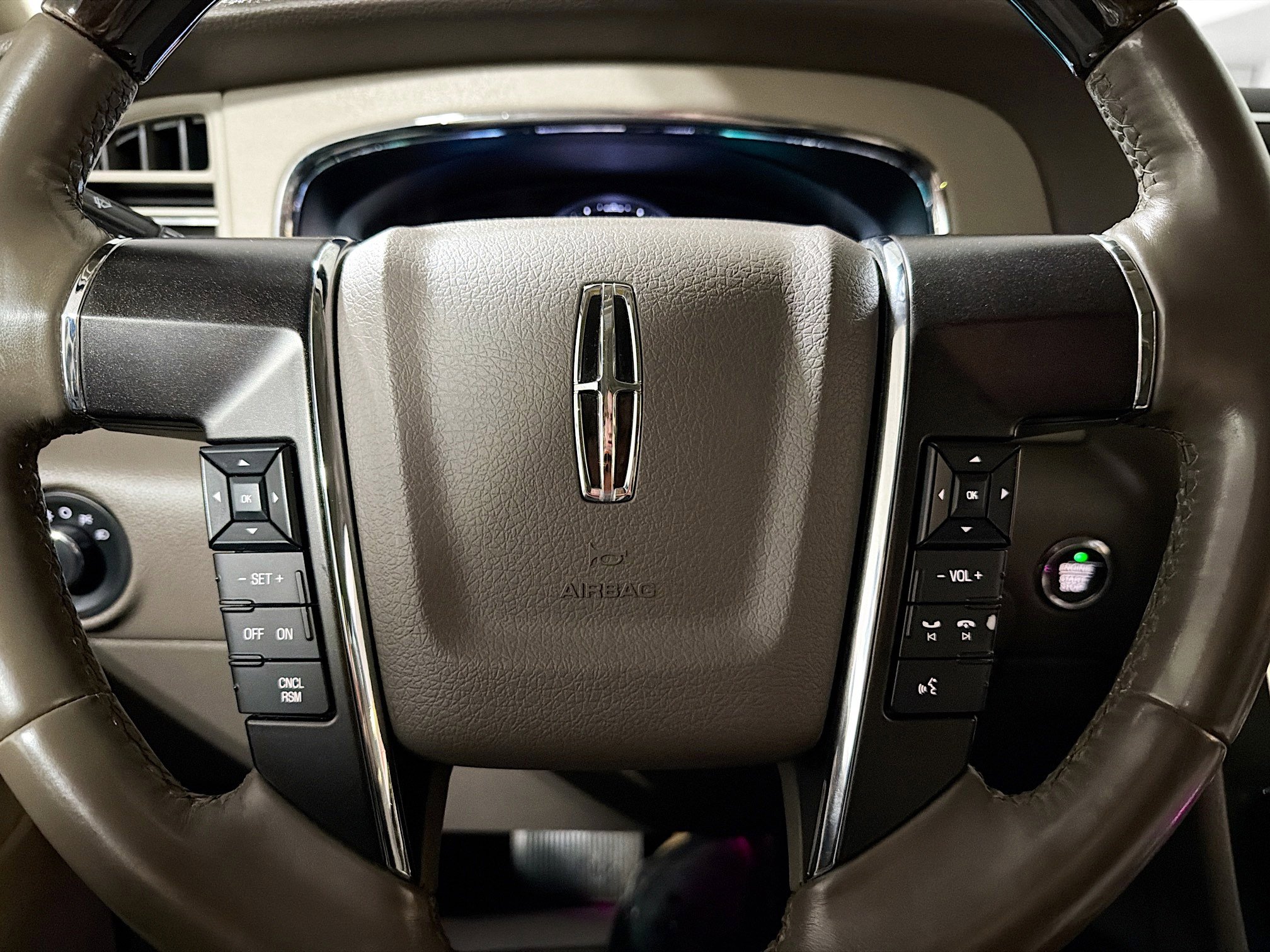 Used 2017 Lincoln Navigator Select image 12