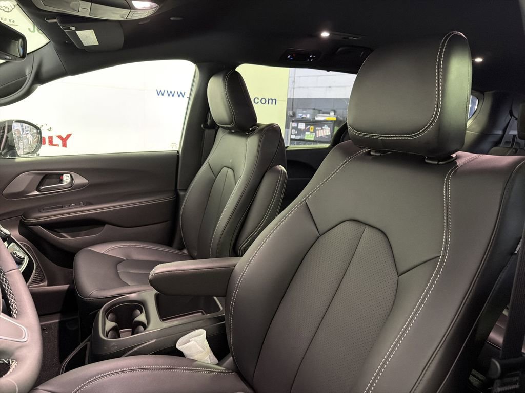 New 2026 Chrysler Pacifica Select image 10