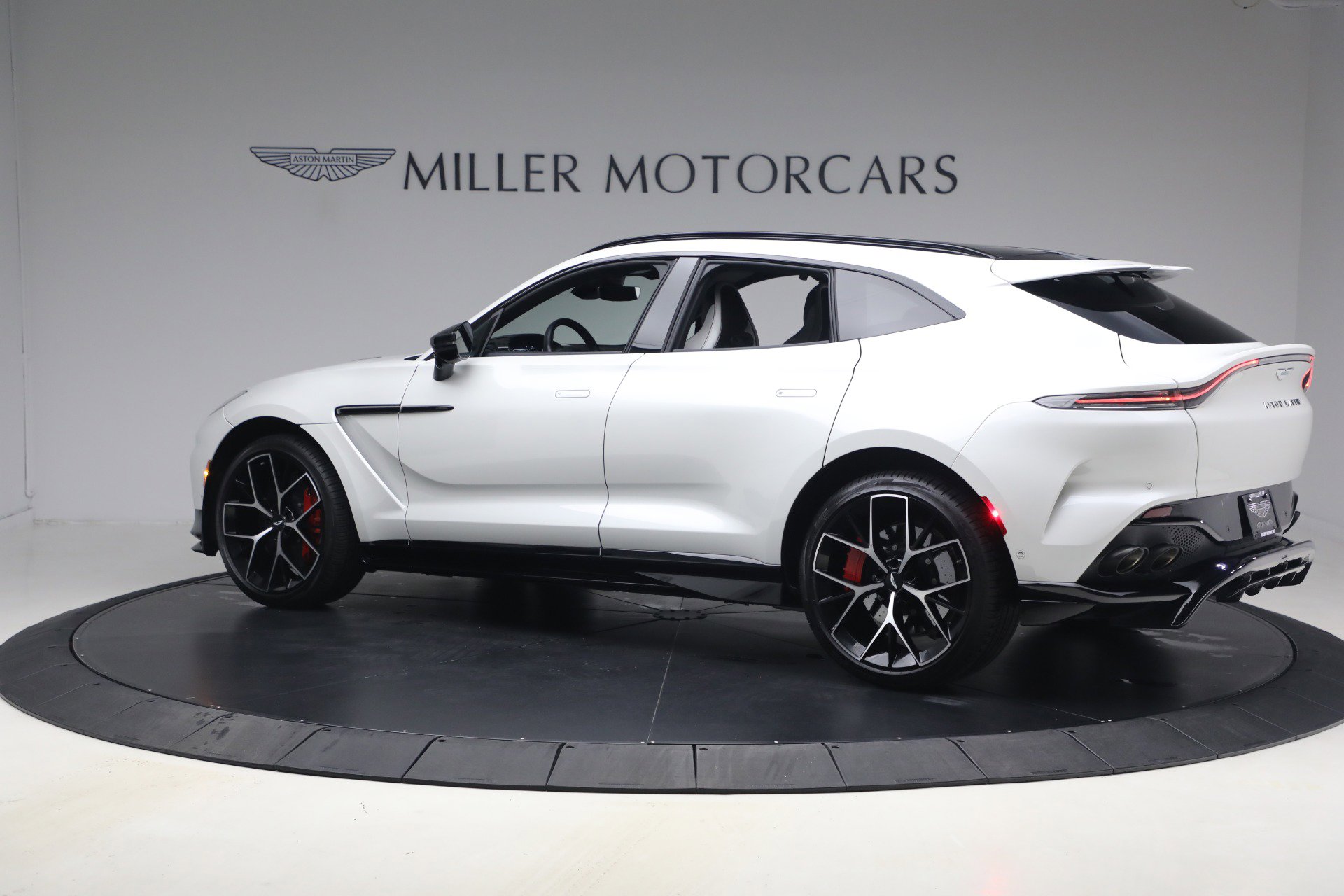 Used 2025 Aston Martin DBX 707 image 4