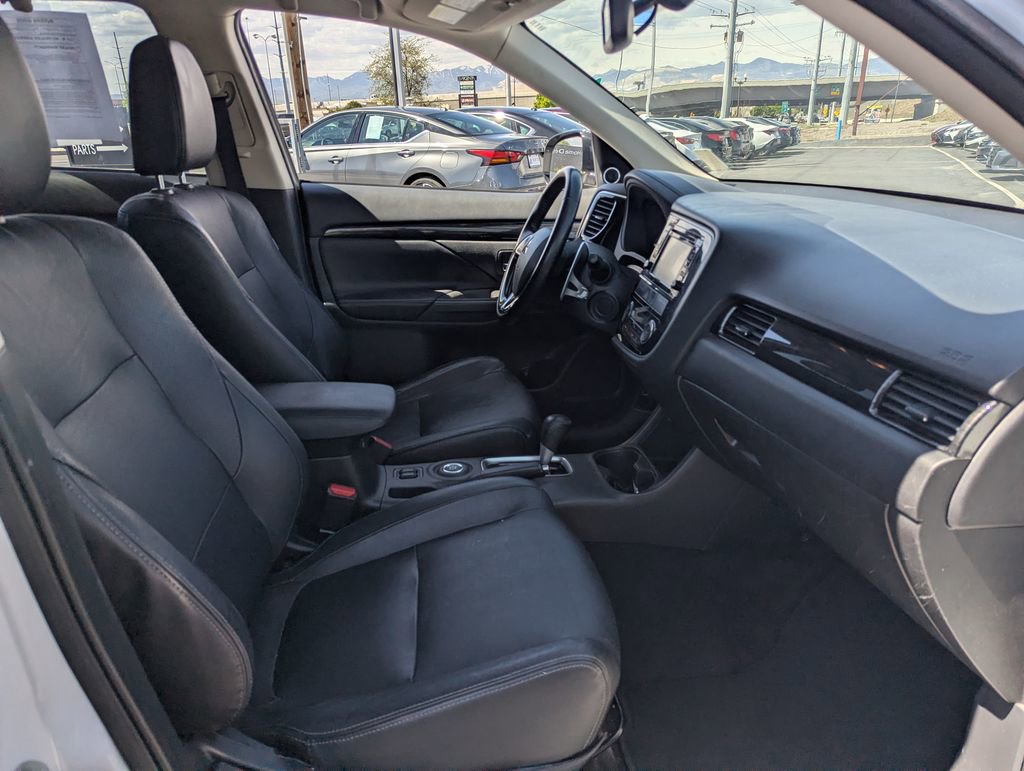 Used 2016 Mitsubishi Outlander GT AWD/4WD image 39