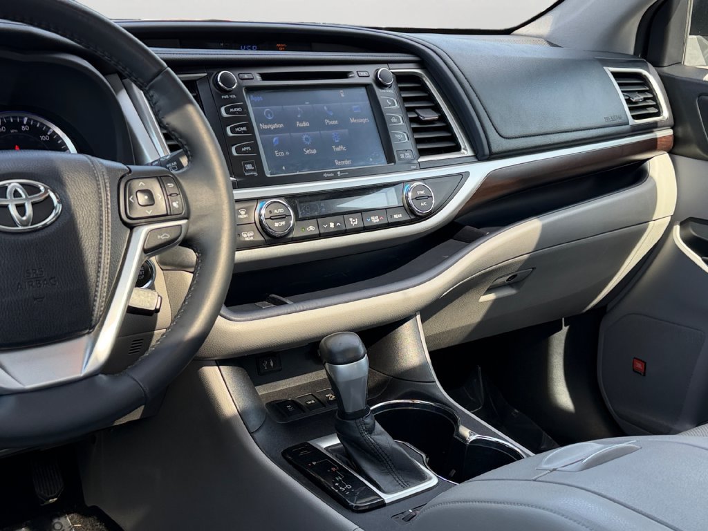 Used 2015 Toyota Highlander Limited w/ Driver Technology Package AWD/4WD image 14