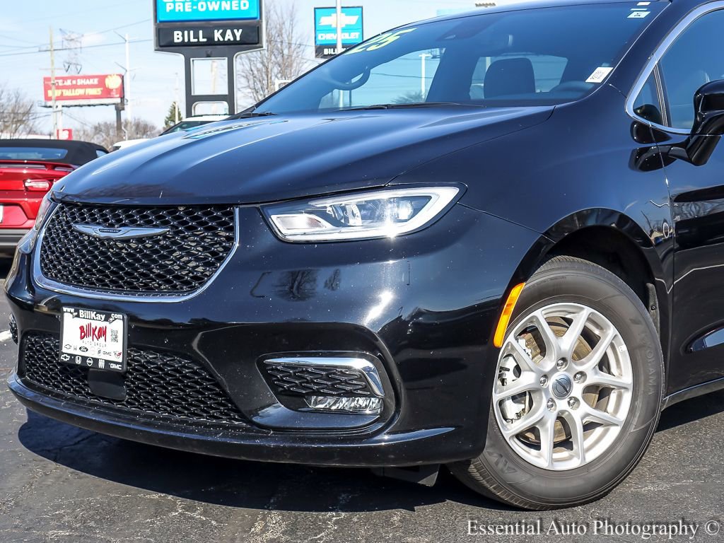 Used 2025 Chrysler Pacifica Select FWD image 3