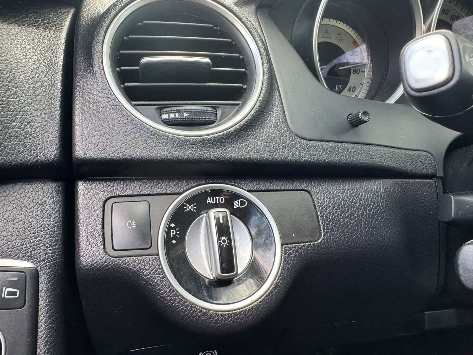 Used 2013 Mercedes-Benz C 250 Sedan image 23