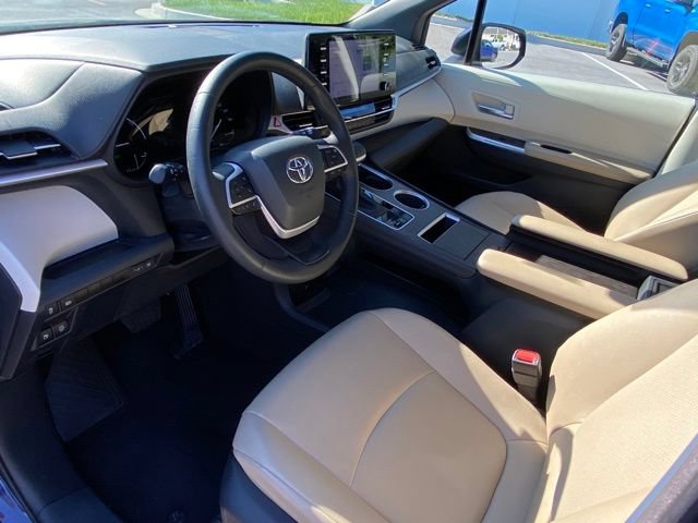 Used 2023 Toyota Sienna XLE FWD image 12