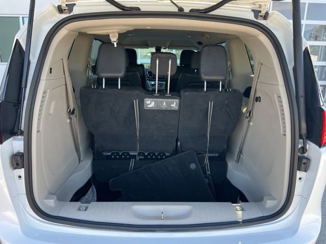 Used 2020 Chrysler Pacifica Touring-L w/ Tire & Wheel Group image 33