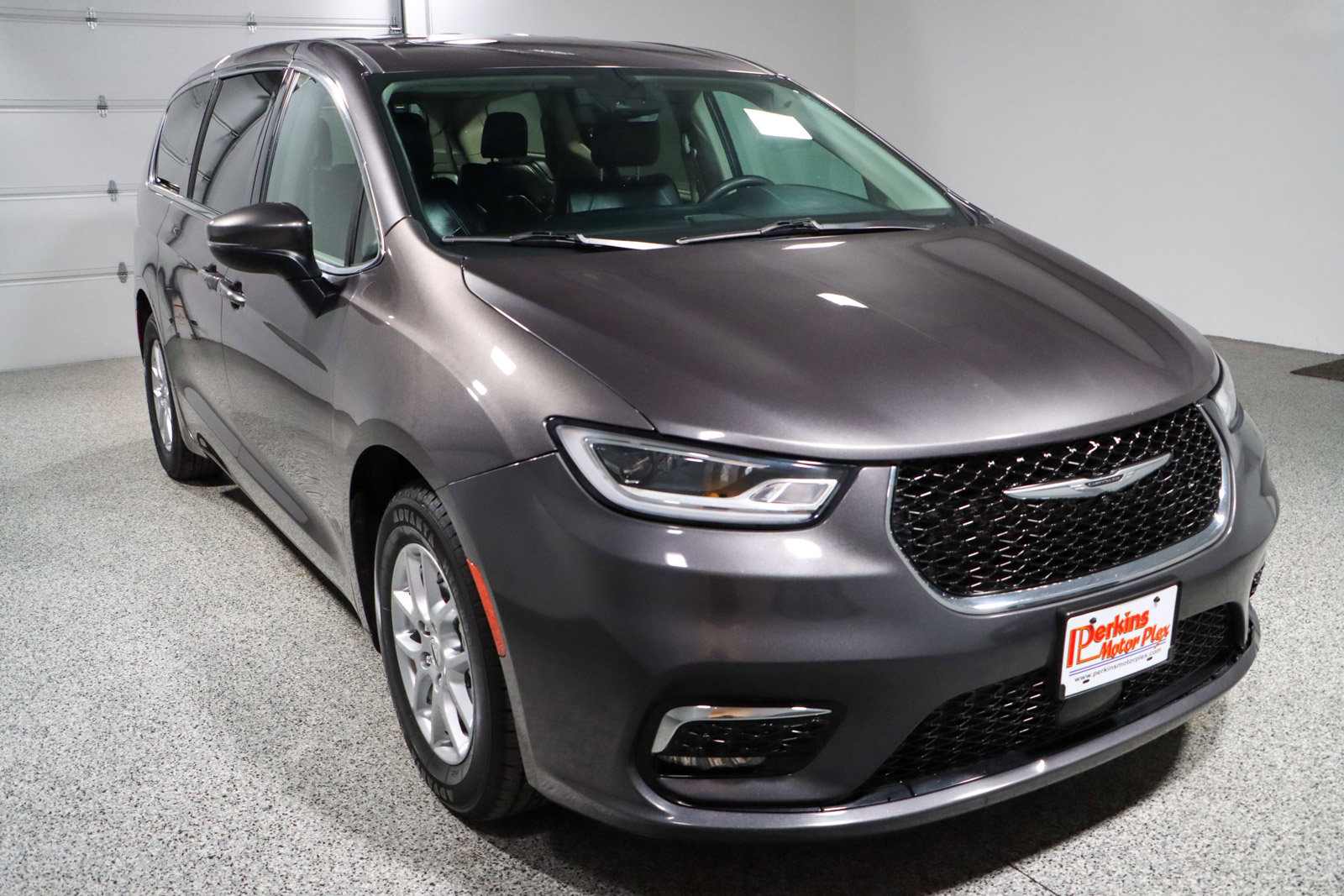Used 2023 Chrysler Pacifica Touring-L image 5