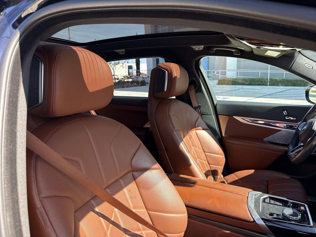 Used 2023 BMW 740i w/ Parking Assistance Package image 28