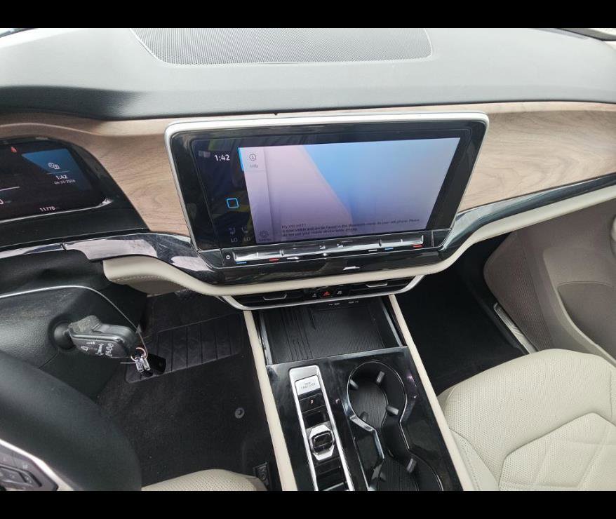Used 2025 Volkswagen Atlas SE FWD image 4